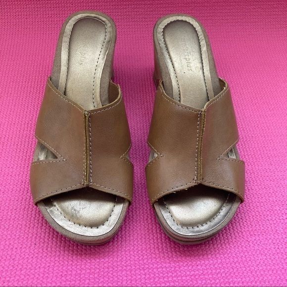 COMFORT PLUs Tan faux leather 2.75" WEDGE HEEL SLIP ON SANDALS SZ  7.5 - Picture 2 of 7